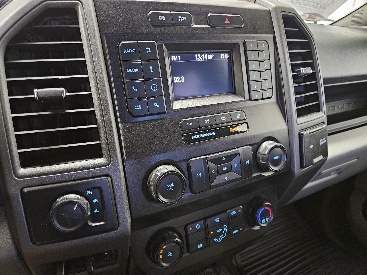 Ford Super Duty F-350 DRW XL 4WD Crew Cab 179" WB 60" CA 2022