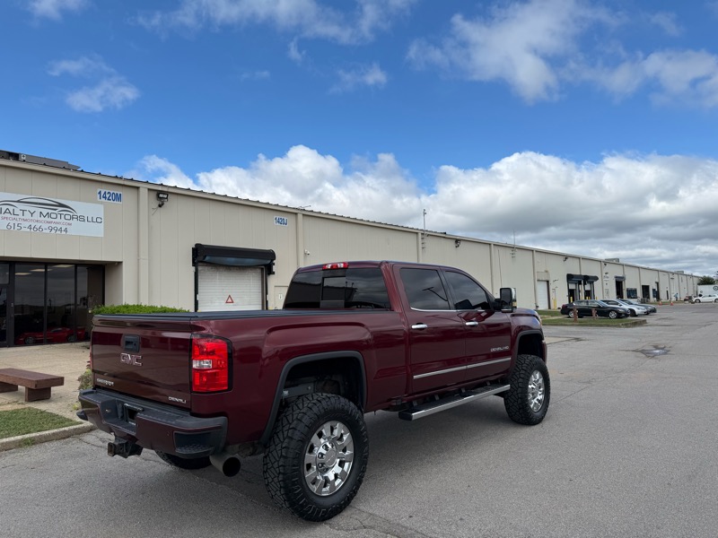 GMC Sierra 2500HD Denali Crew Cab 4WD 2016 GMC Sierra 2500HD Denali Crew Cab 4WD 2016