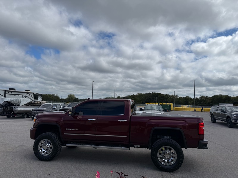 GMC Sierra 2500HD Denali Crew Cab 4WD 2016 GMC Sierra 2500HD Denali Crew Cab 4WD 2016