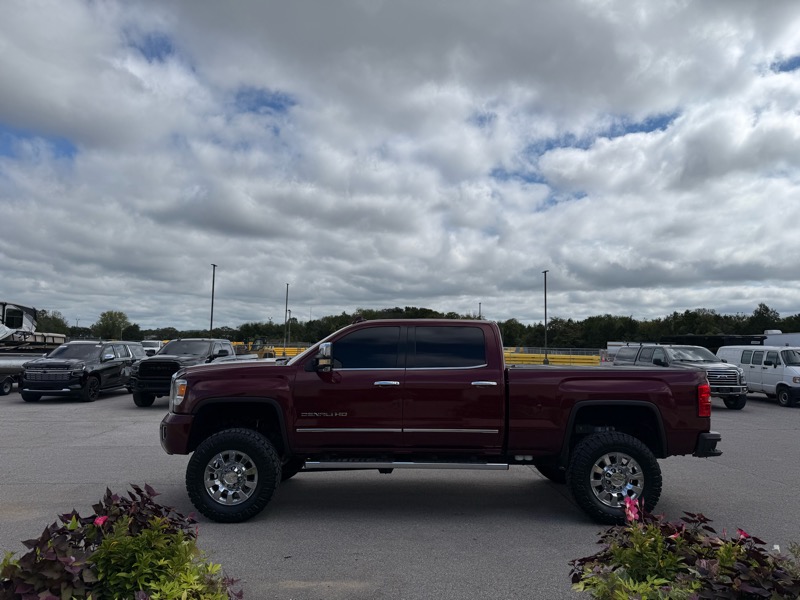 GMC Sierra 2500HD Denali Crew Cab 4WD 2016 GMC Sierra 2500HD Denali Crew Cab 4WD 2016