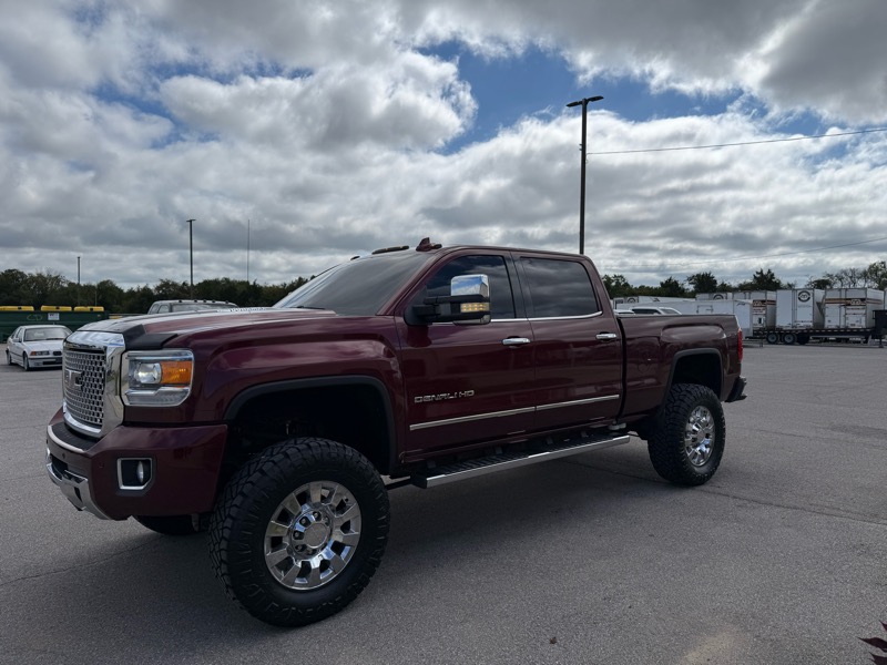 GMC Sierra 2500HD Denali Crew Cab 4WD 2016 GMC Sierra 2500HD Denali Crew Cab 4WD 2016