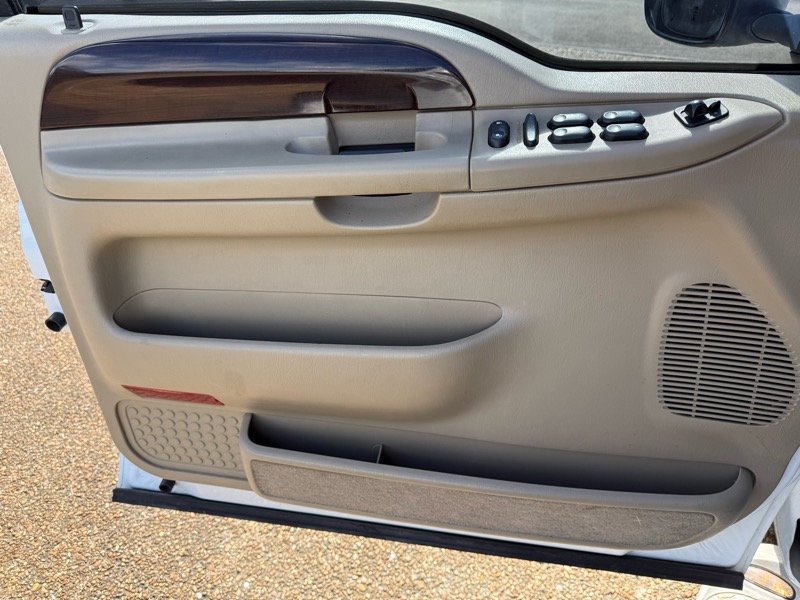 Ford F-350 SD Lariat Crew Cab 4WD DRW 2005 Ford F-350 SD Lariat Crew Cab 4WD DRW 2005