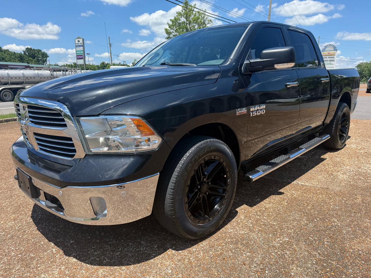 2017 RAM 1500 SLT Crew Cab SWB 4WD