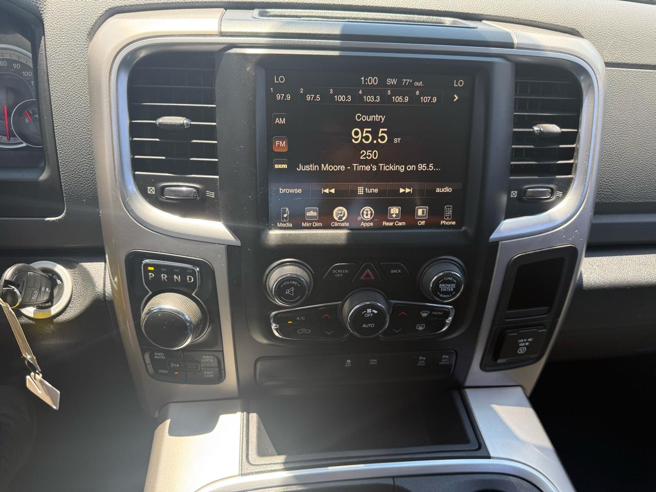 RAM 1500 SLT Crew Cab SWB 4WD 2017