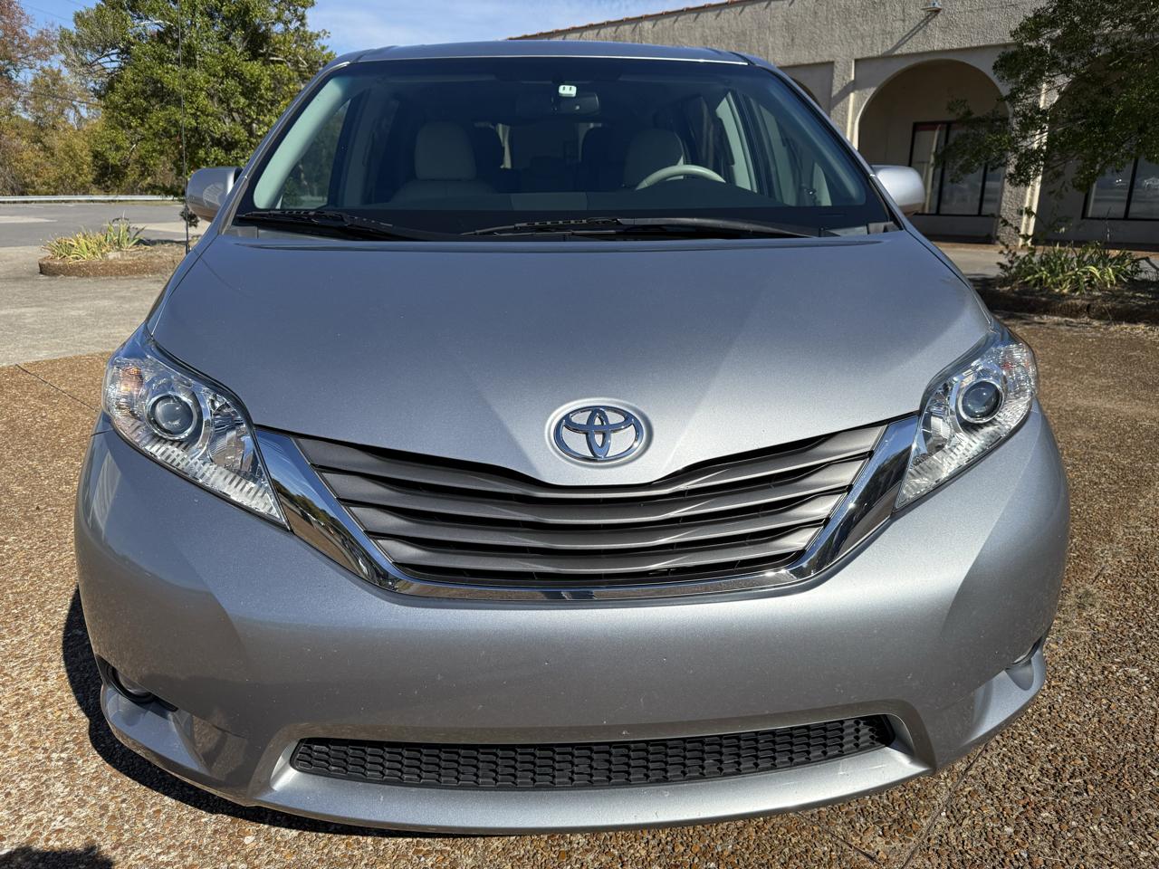 Toyota Sienna XLE 5D Wagon 8 Pass 2011