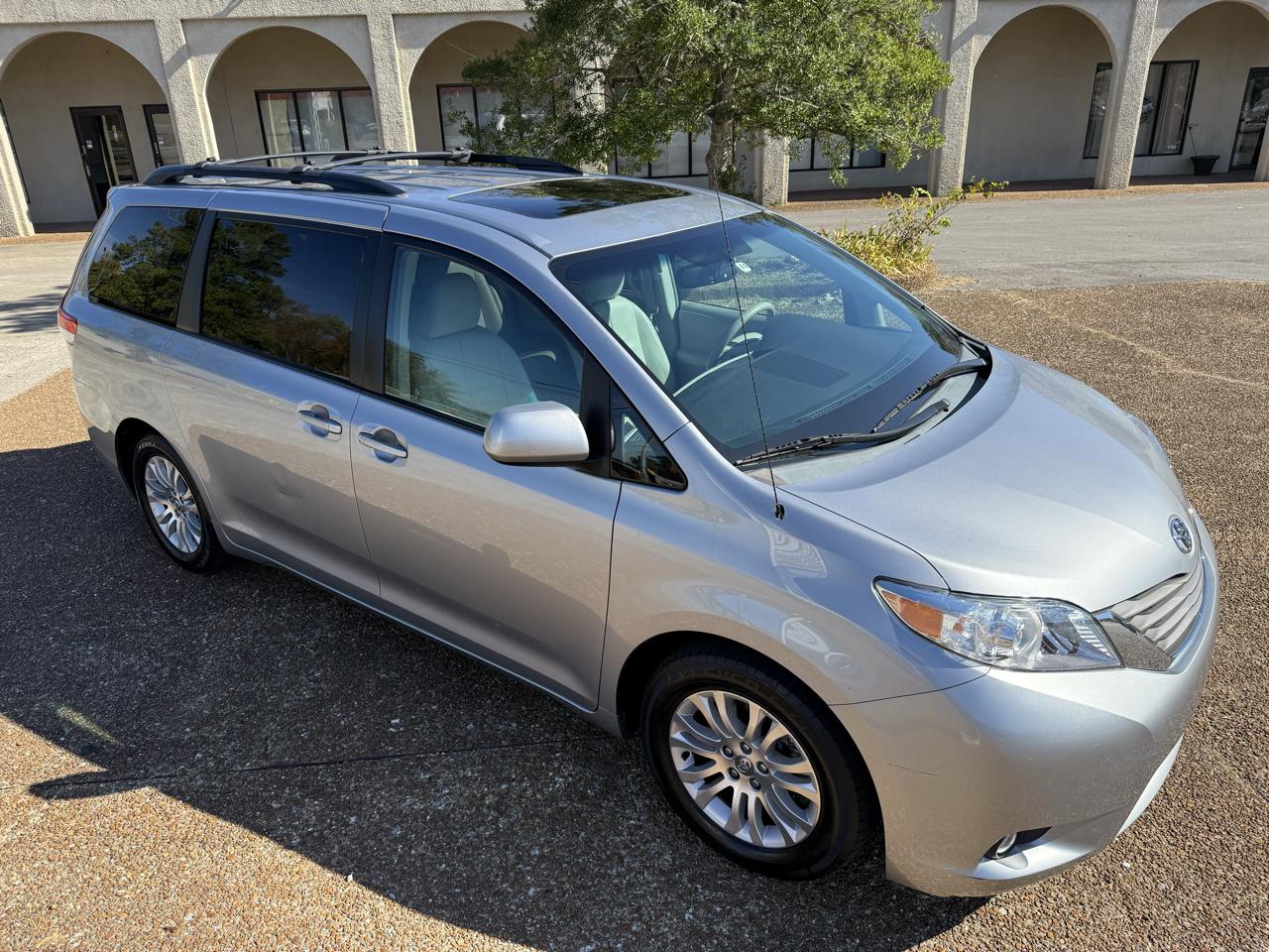Toyota Sienna XLE 5D Wagon 8 Pass 2011