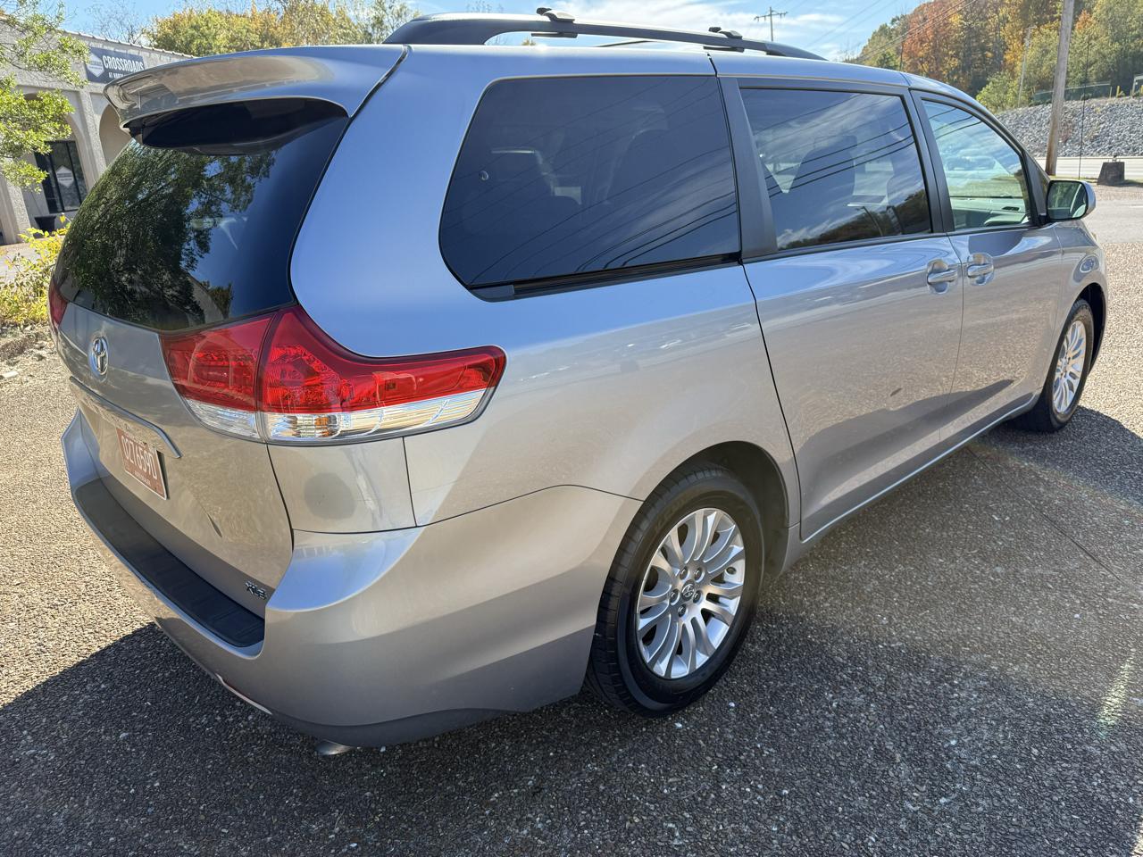 Toyota Sienna XLE 5D Wagon 8 Pass 2011