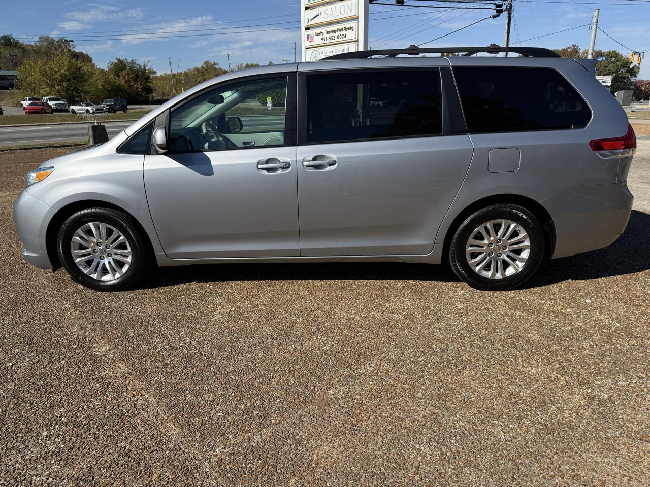 Toyota Sienna XLE 5D Wagon 8 Pass 2011