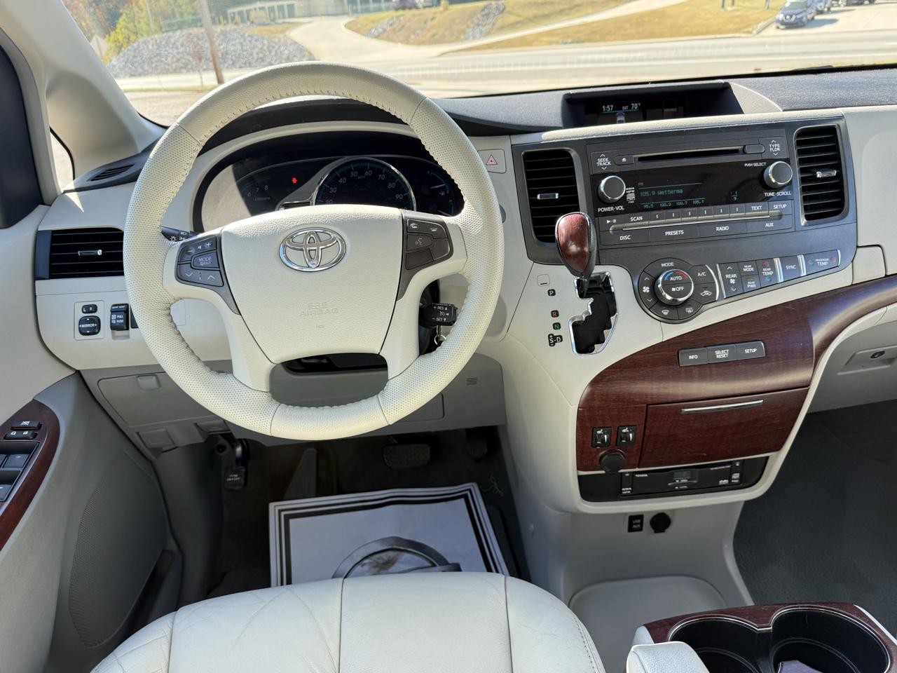 Toyota Sienna XLE 5D Wagon 8 Pass 2011