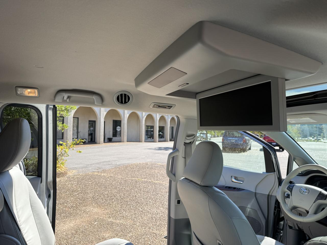 Toyota Sienna XLE 5D Wagon 8 Pass 2011