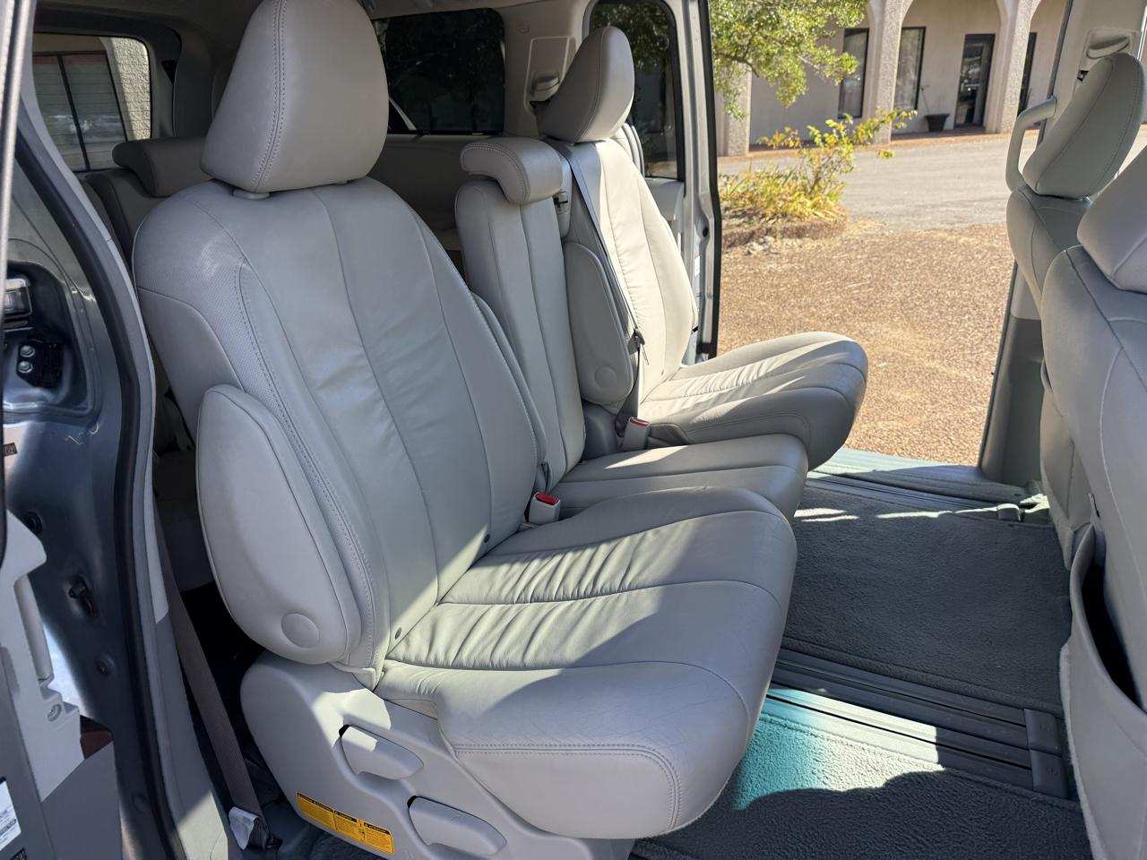 Toyota Sienna XLE 5D Wagon 8 Pass 2011