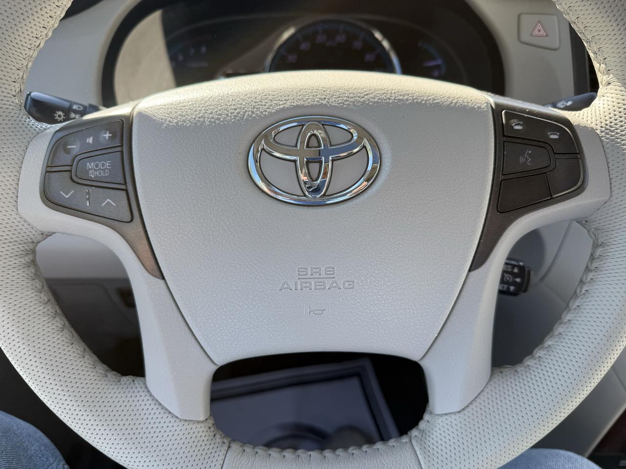 Toyota Sienna XLE 5D Wagon 8 Pass 2011