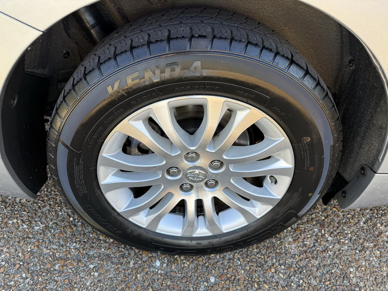 Toyota Sienna XLE 5D Wagon 8 Pass 2011