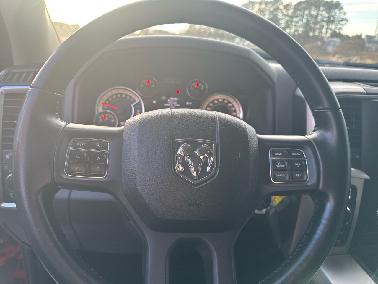 RAM 1500 SLT Crew Cab SWB 4WD 2017