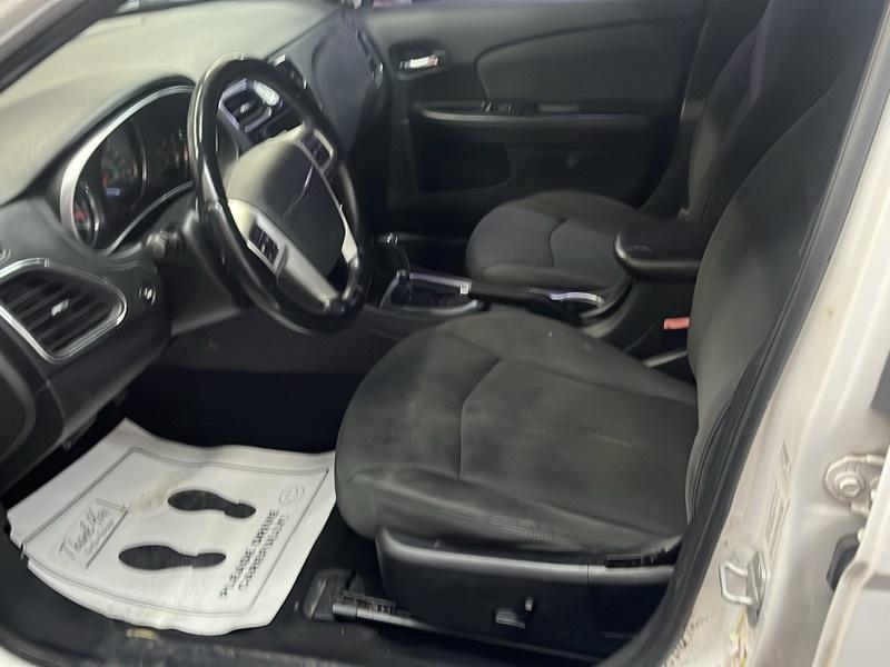 Chrysler 200  2012