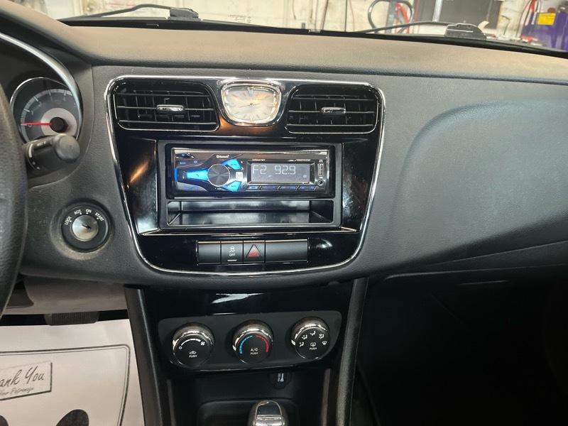 Chrysler 200  2012