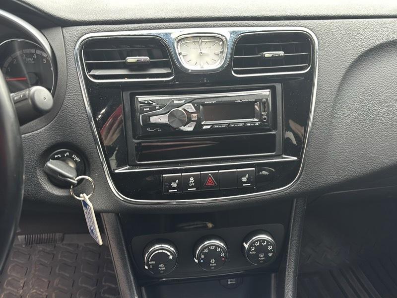 Chrysler 200  2011