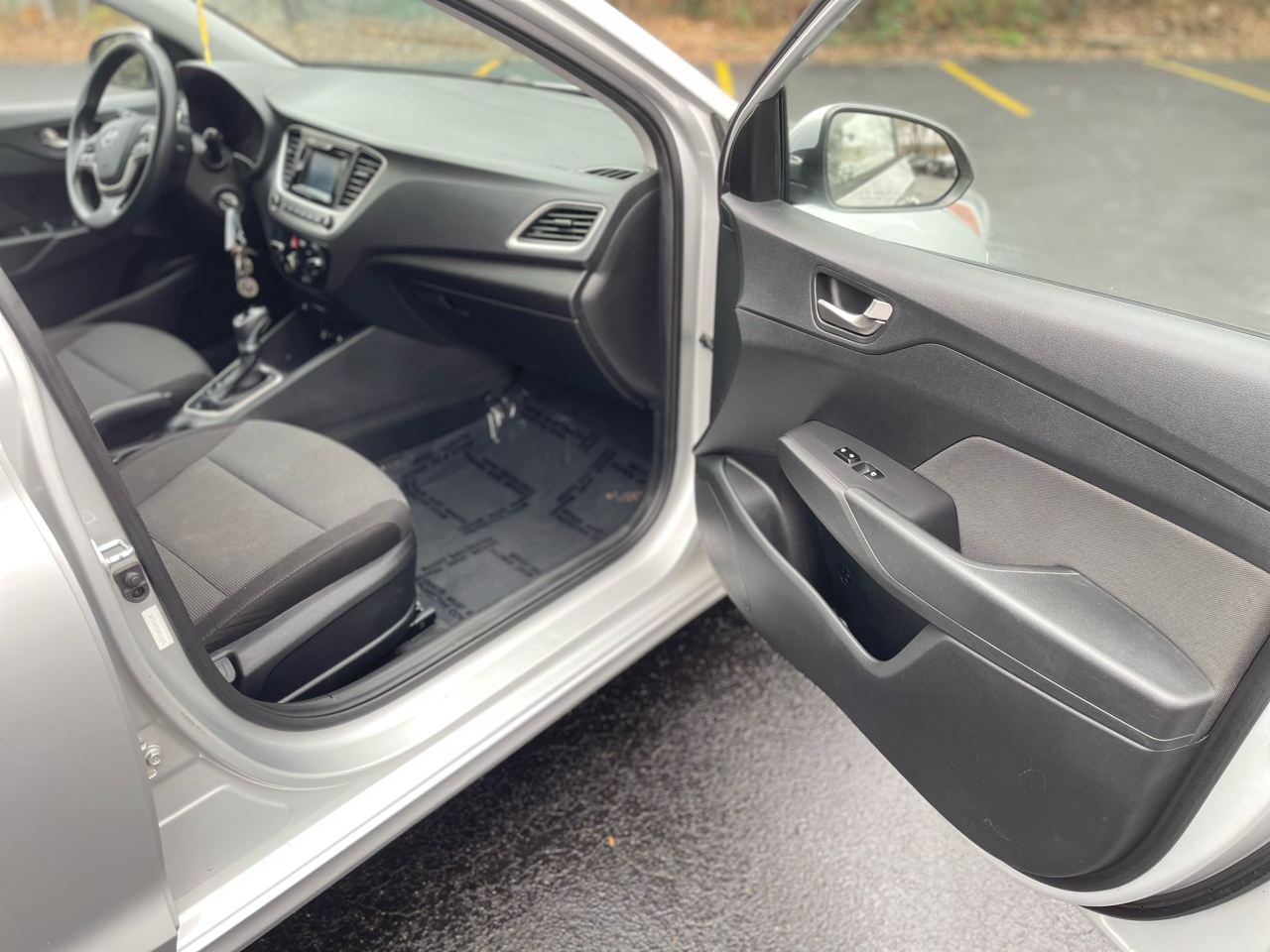 Hyundai Accent SEL 4-Door 6A 2019