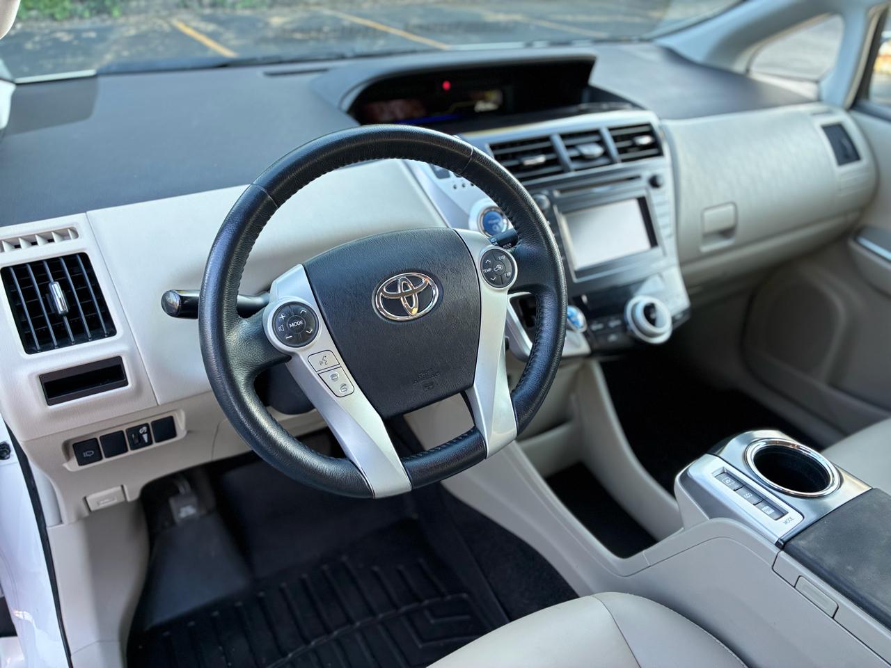 Toyota Prius V Five 2014