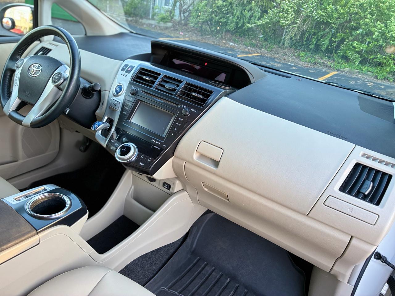 Toyota Prius V Five 2014