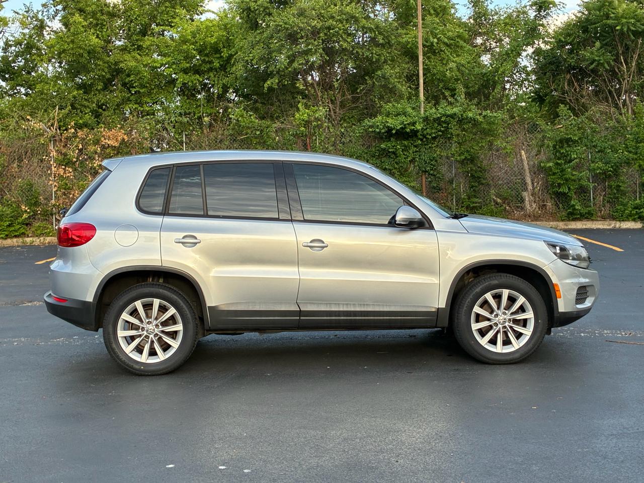 Volkswagen Tiguan S 2017