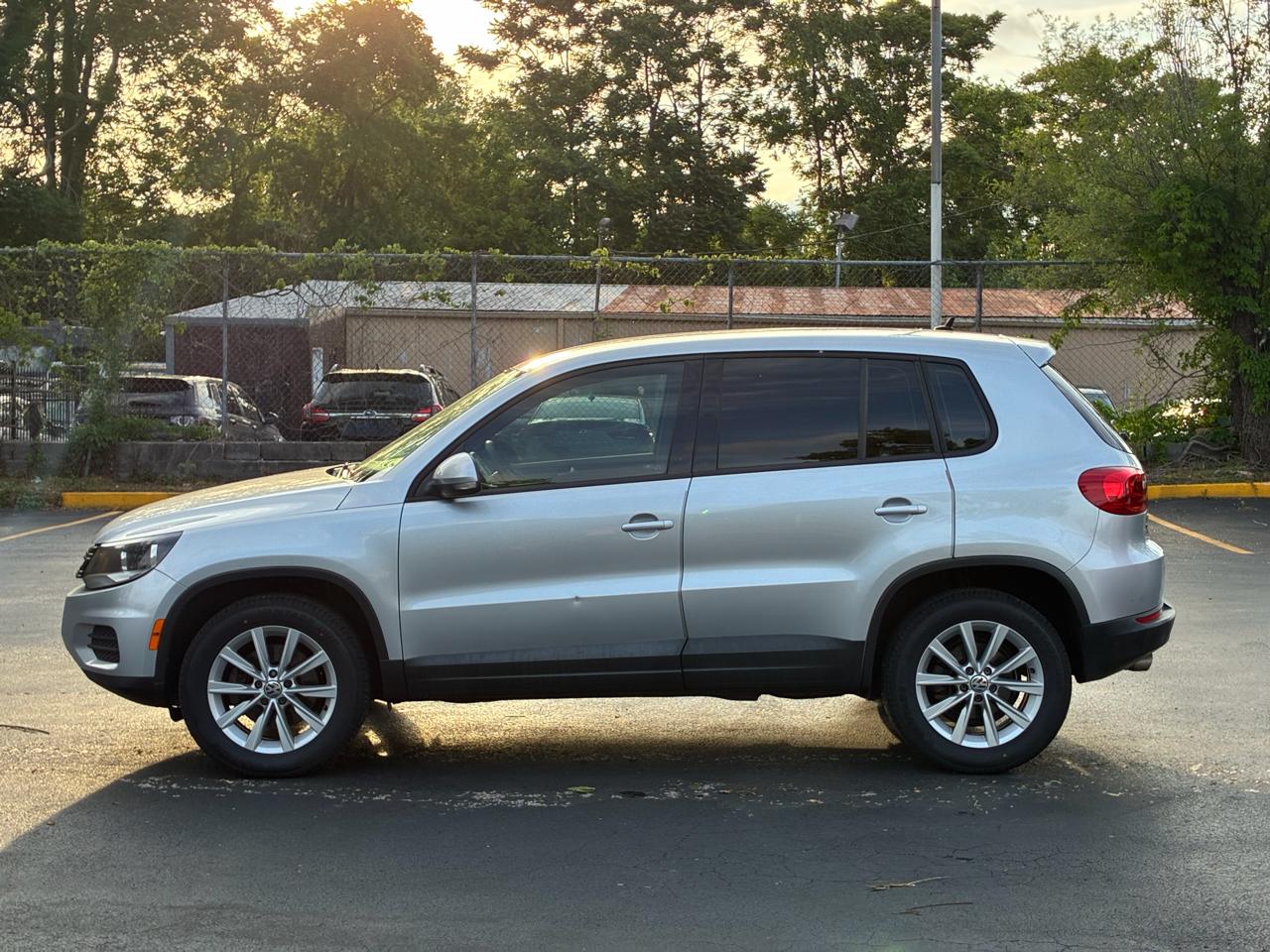 Volkswagen Tiguan S 2017