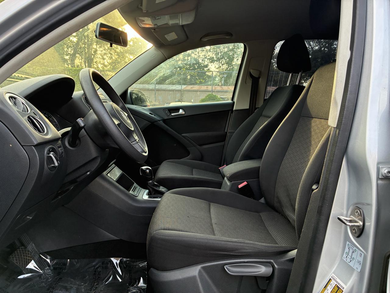 Volkswagen Tiguan S 2017