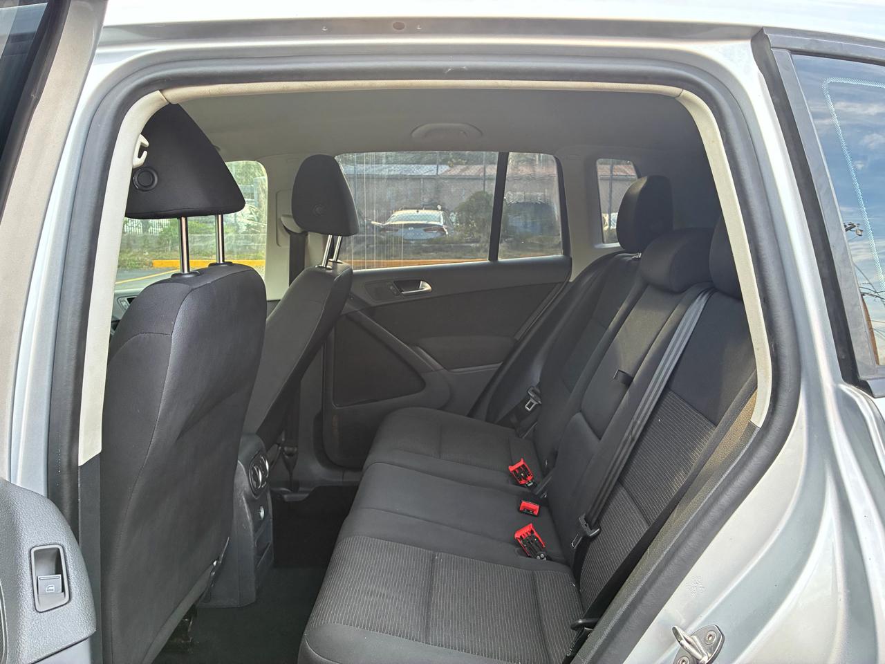 Volkswagen Tiguan S 2017
