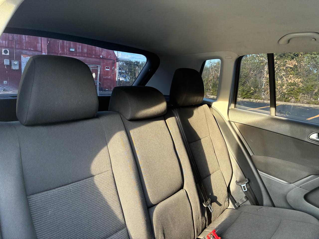 Volkswagen Tiguan S 2017