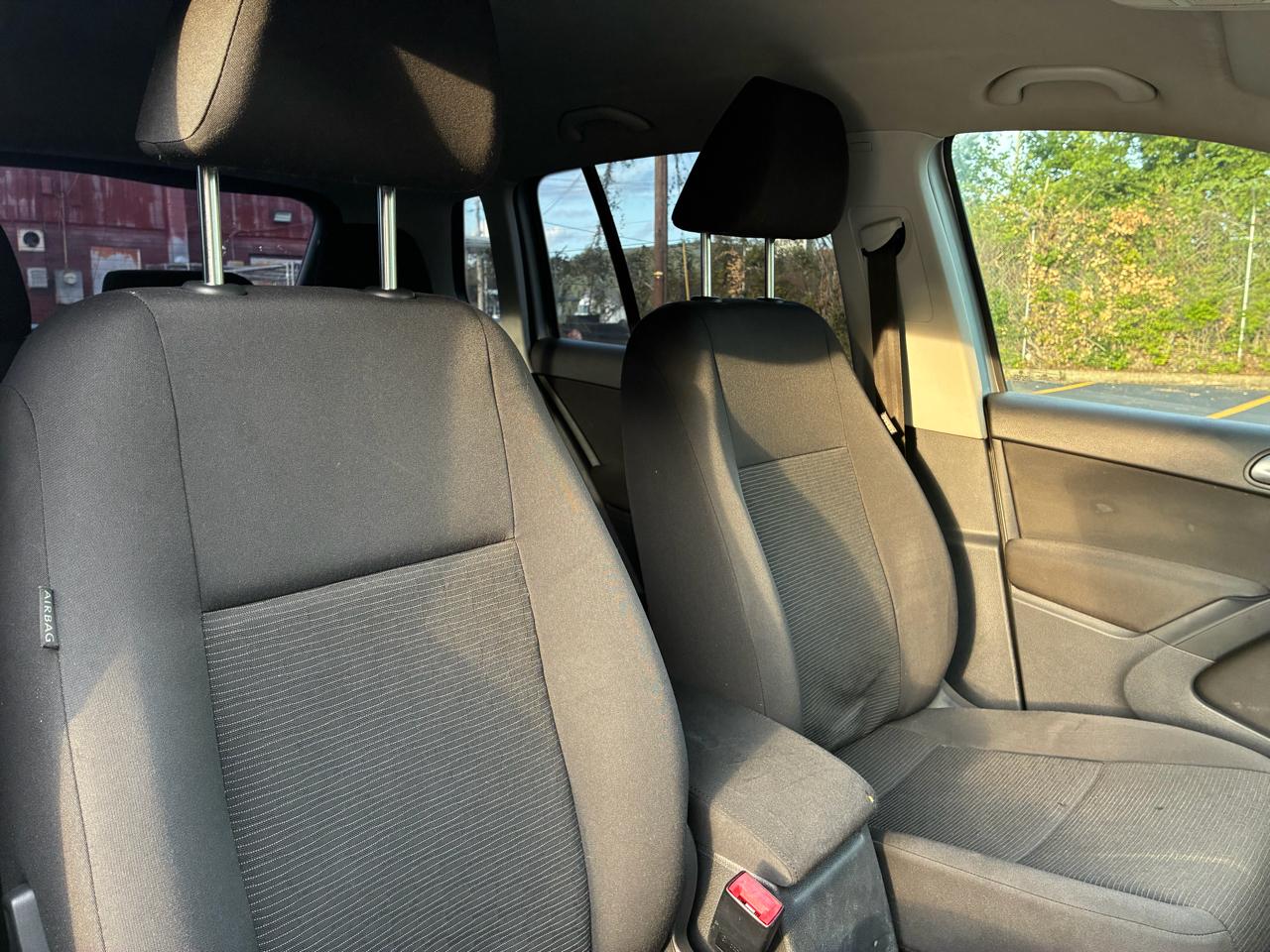 Volkswagen Tiguan S 2017