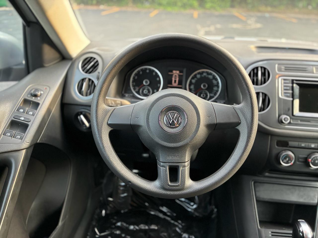 Volkswagen Tiguan S 2017
