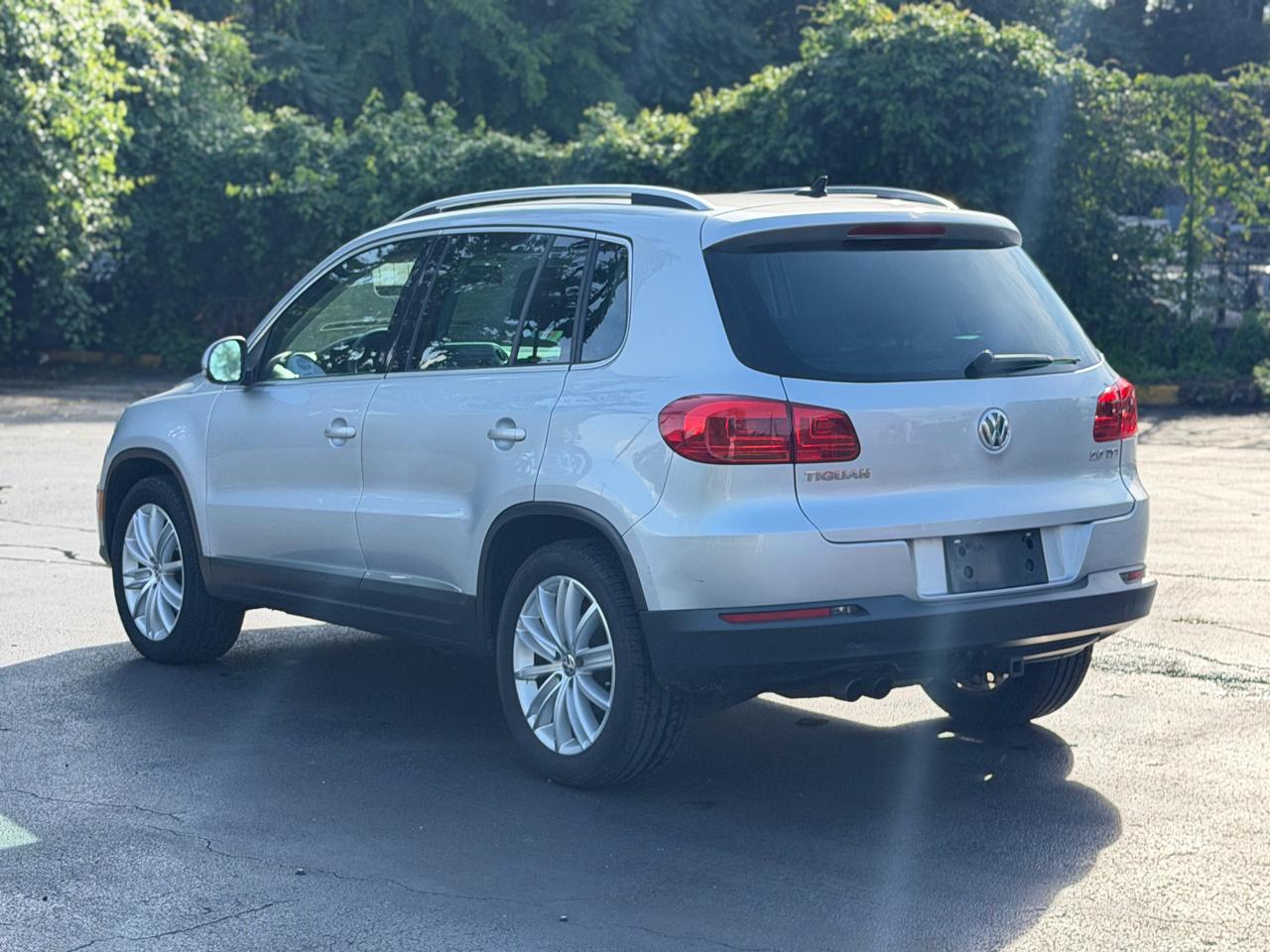 Volkswagen Tiguan 2.0T SE FWD 2012