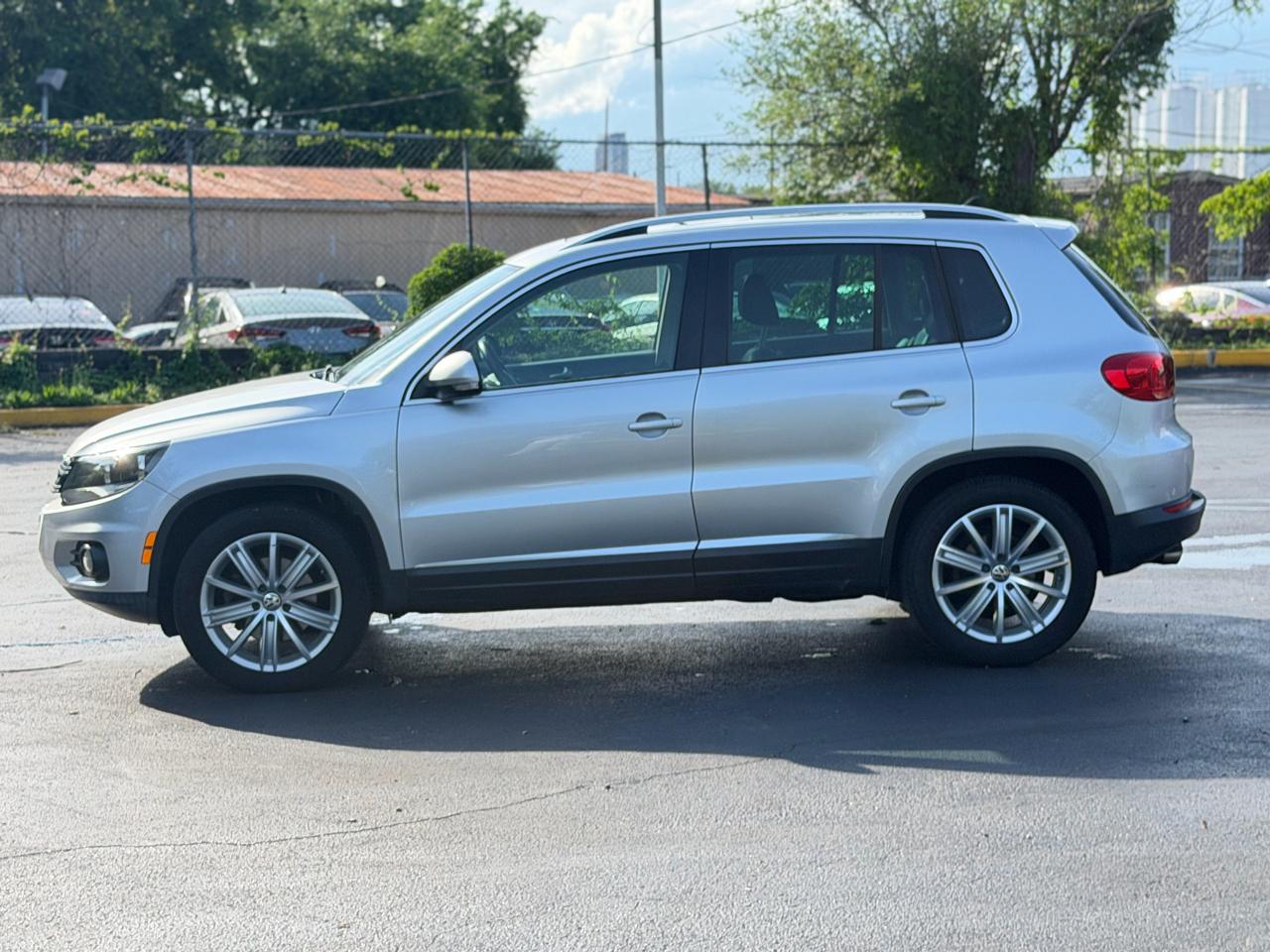 Volkswagen Tiguan 2.0T SE FWD 2012
