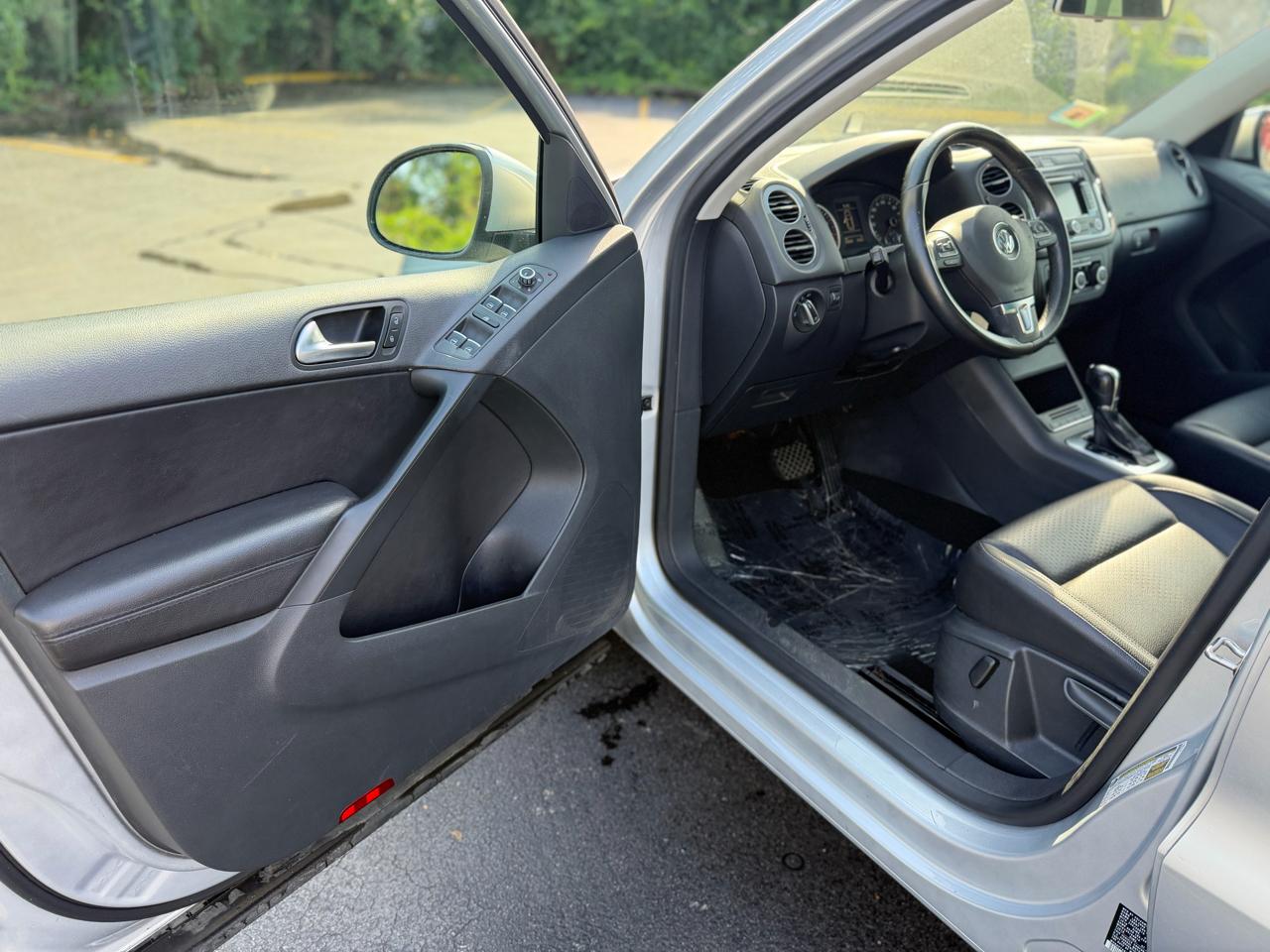 Volkswagen Tiguan 2.0T SE FWD 2012