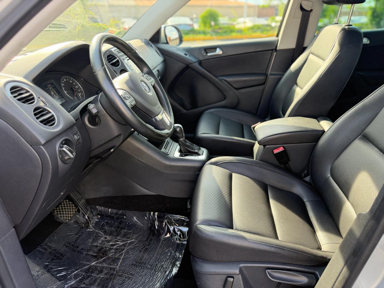 Volkswagen Tiguan 2.0T SE FWD 2012