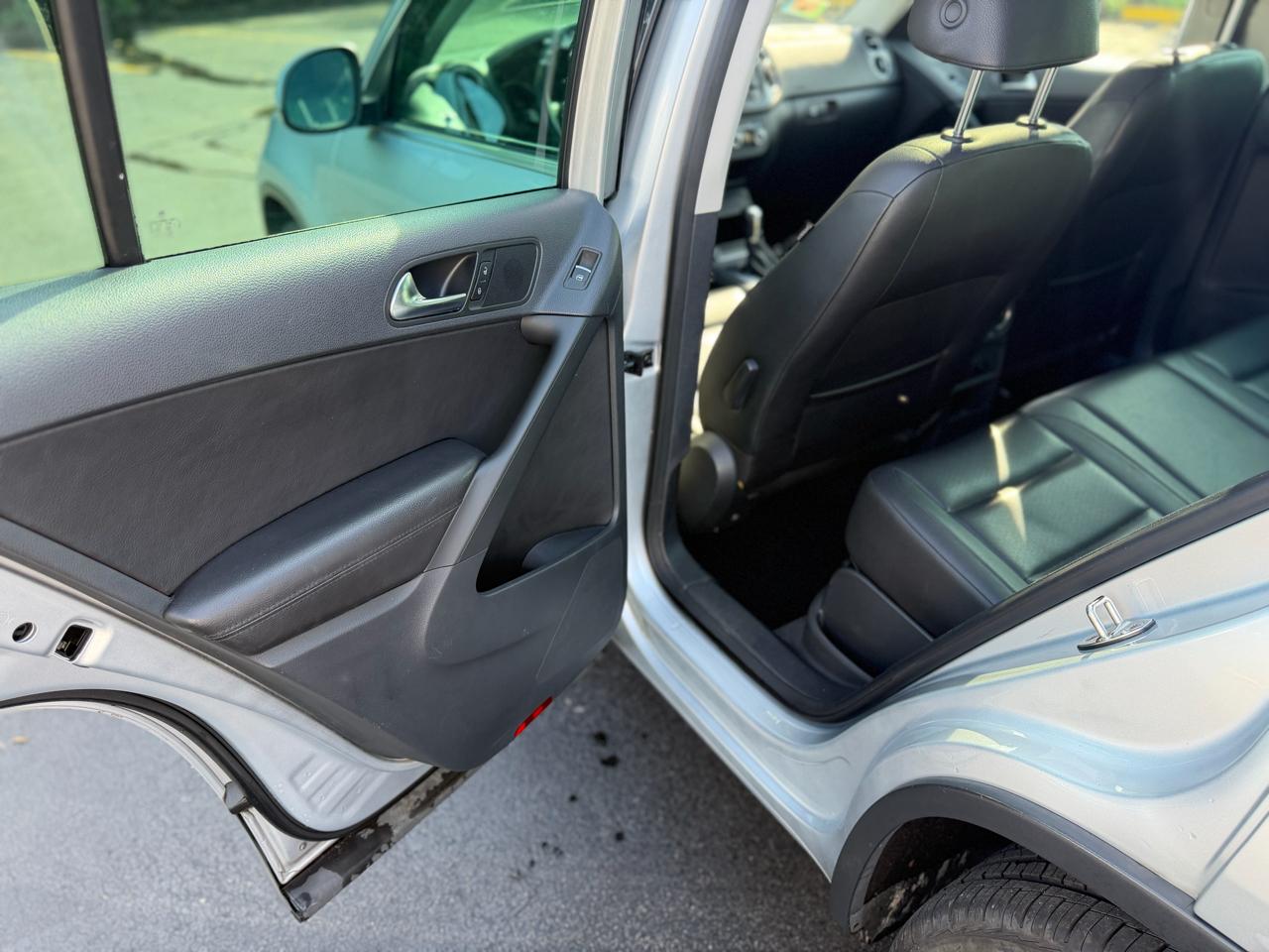 Volkswagen Tiguan 2.0T SE FWD 2012