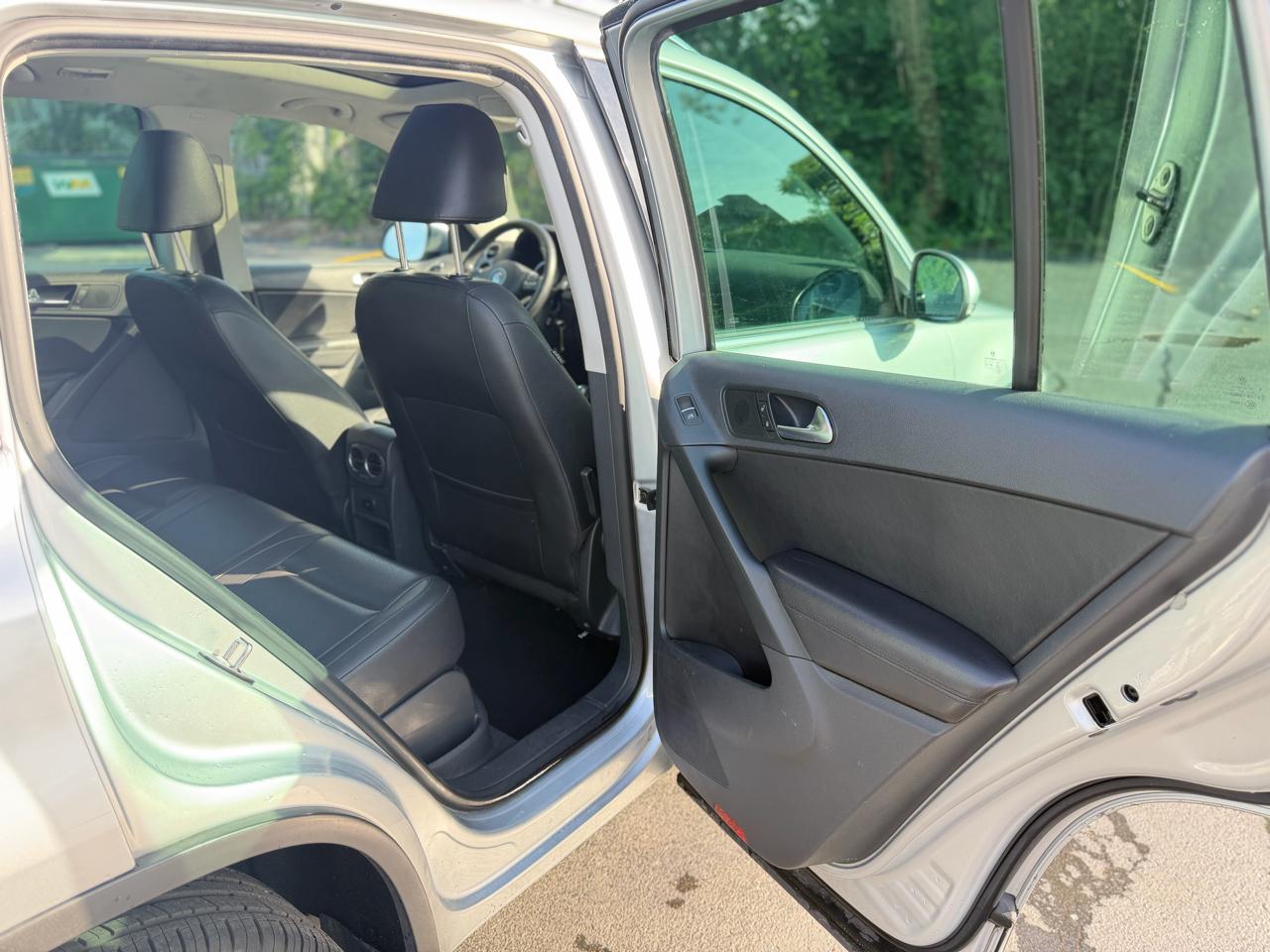 Volkswagen Tiguan 2.0T SE FWD 2012