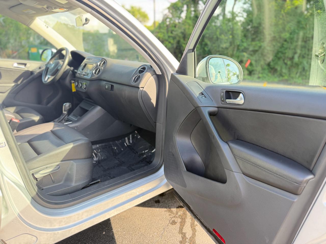 Volkswagen Tiguan 2.0T SE FWD 2012
