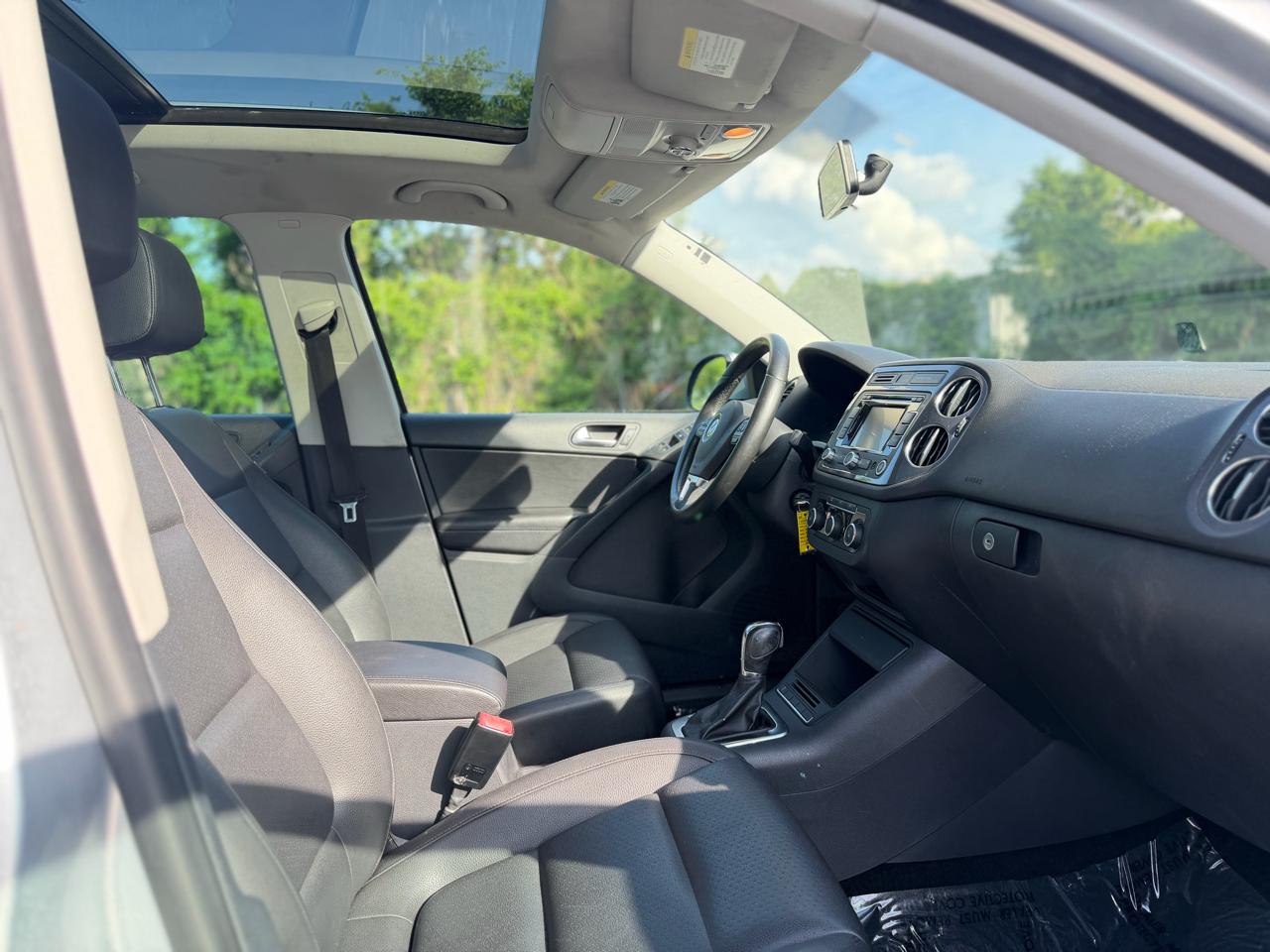 Volkswagen Tiguan 2.0T SE FWD 2012