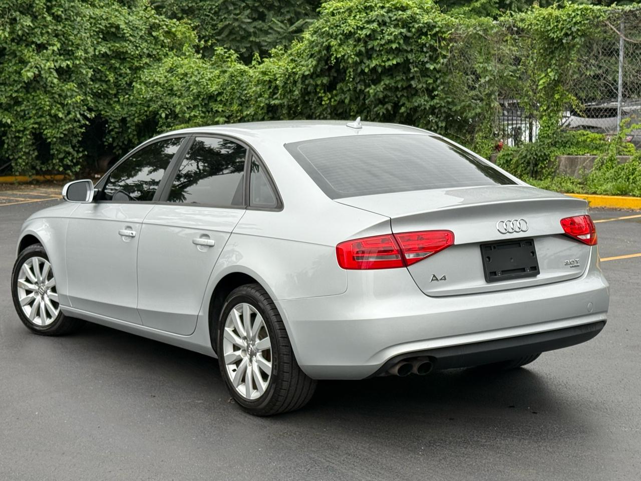 Audi A4 2.0T Premium Sedan quattro Manual 2013