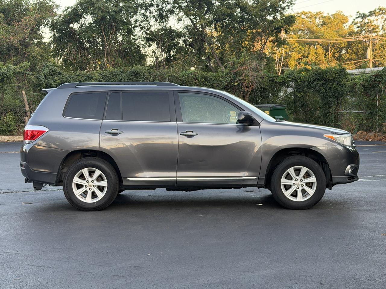 Toyota Highlander Base 2WD V6 2013