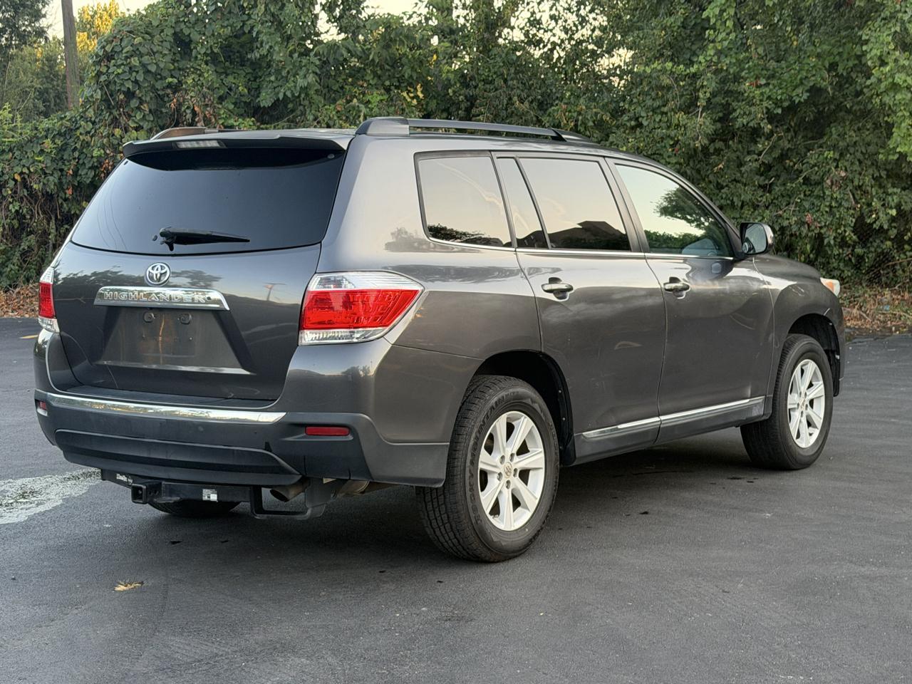 Toyota Highlander Base 2WD V6 2013