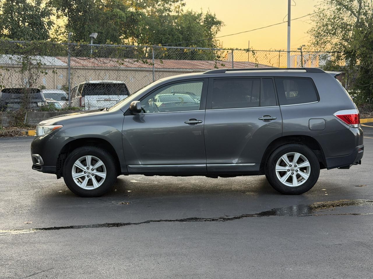 Toyota Highlander Base 2WD V6 2013