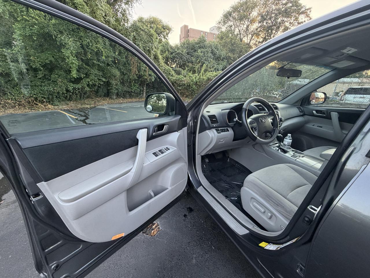 Toyota Highlander Base 2WD V6 2013