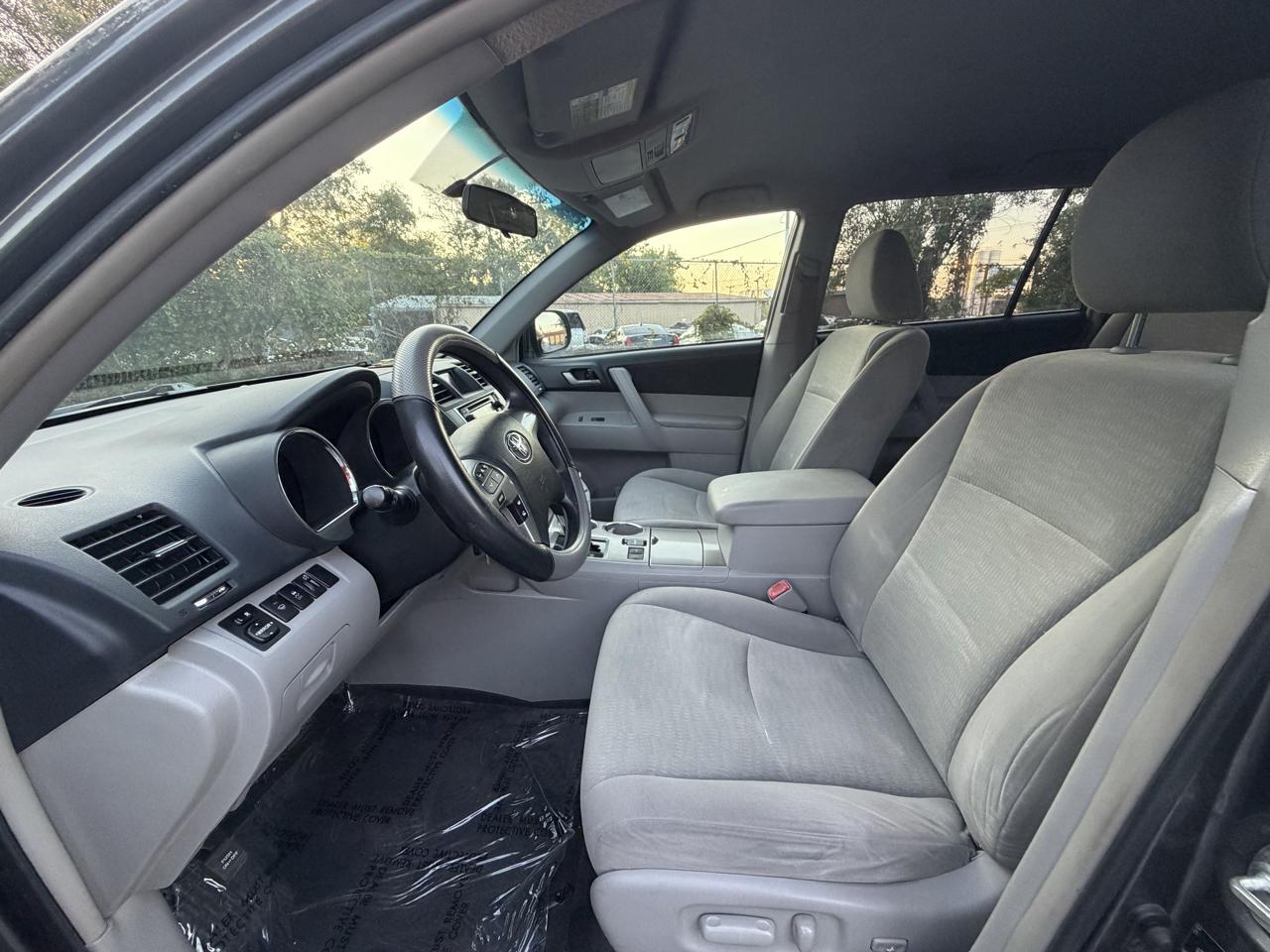 Toyota Highlander Base 2WD V6 2013