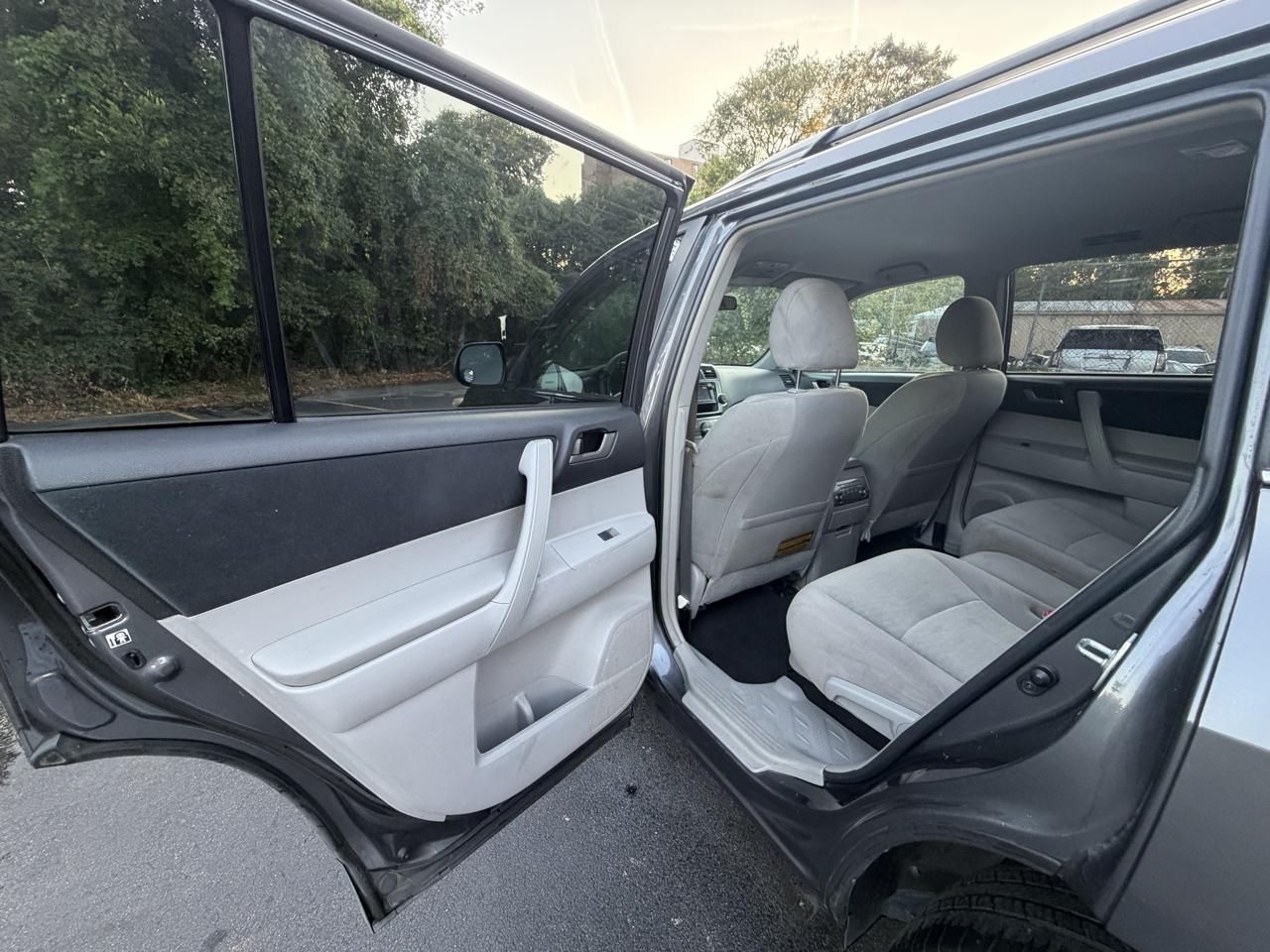 Toyota Highlander Base 2WD V6 2013