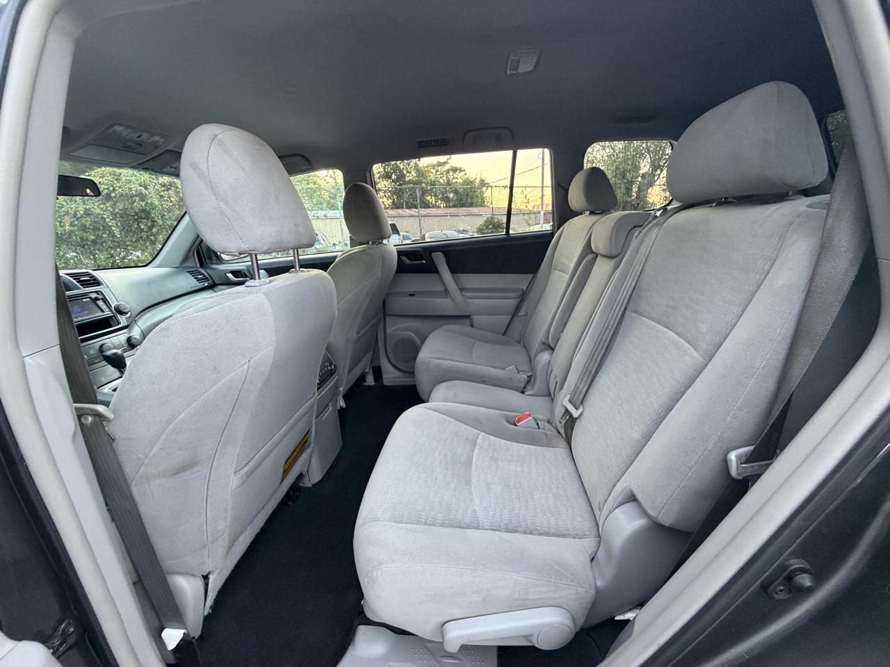 Toyota Highlander Base 2WD V6 2013