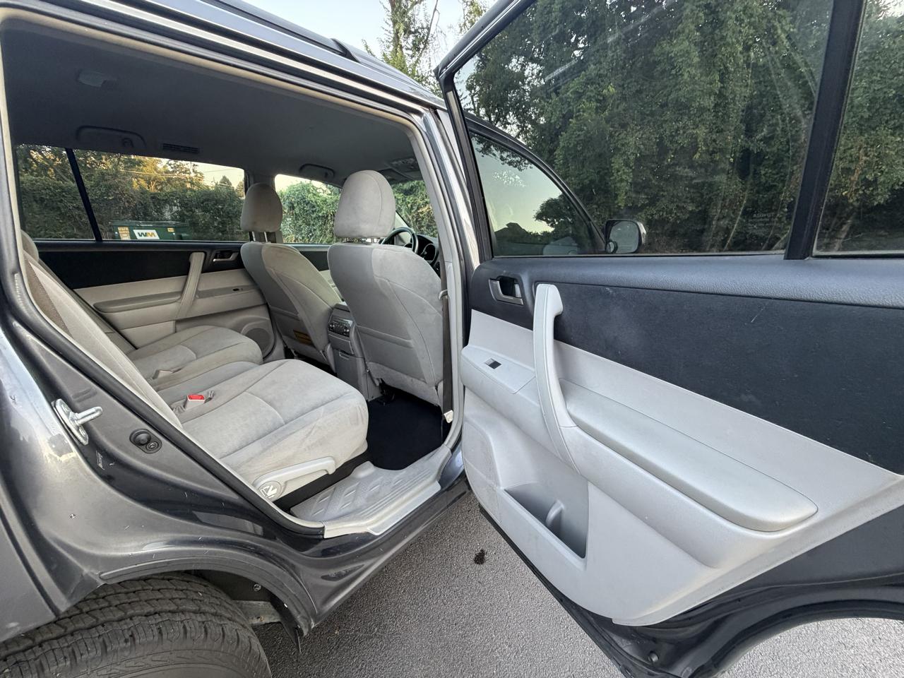 Toyota Highlander Base 2WD V6 2013