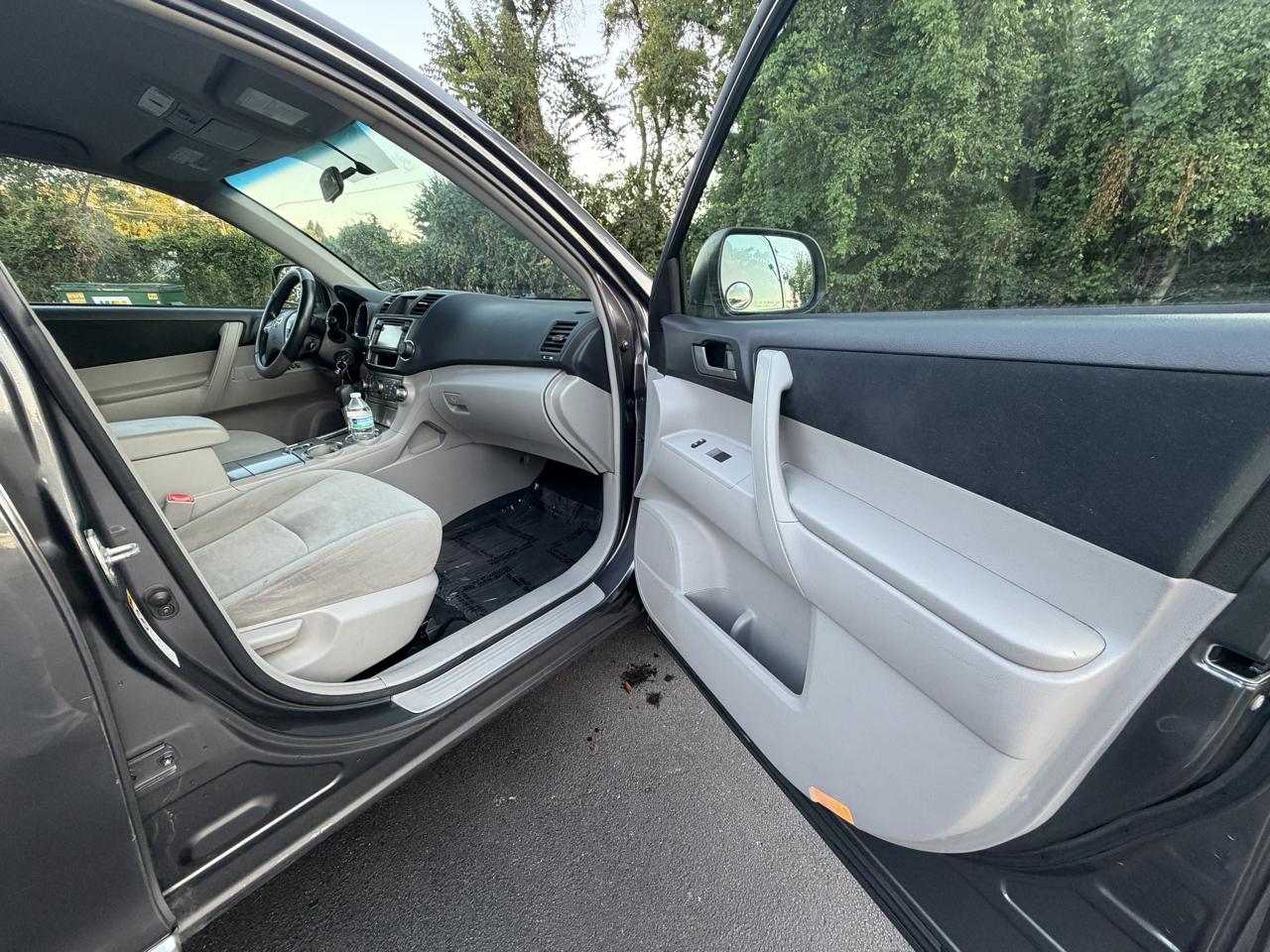 Toyota Highlander Base 2WD V6 2013