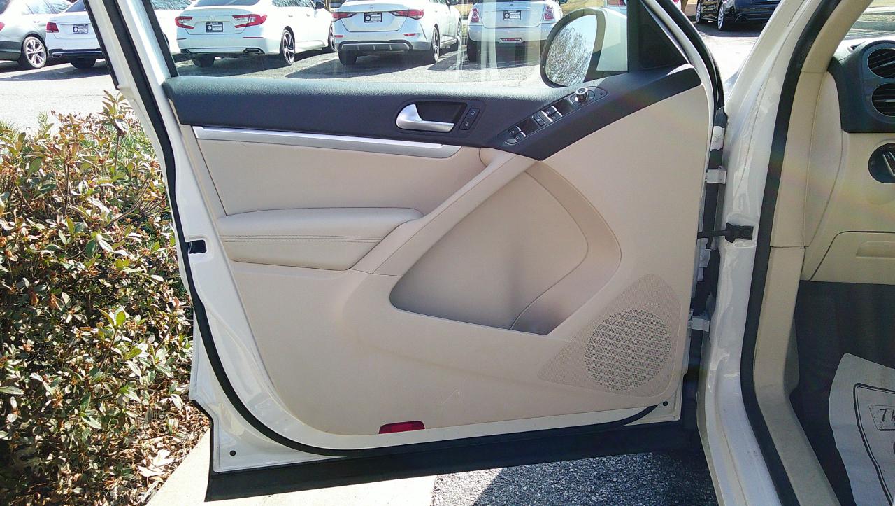 Volkswagen Tiguan 2WD 4dr Auto SE w/Sunroof & Nav 2012